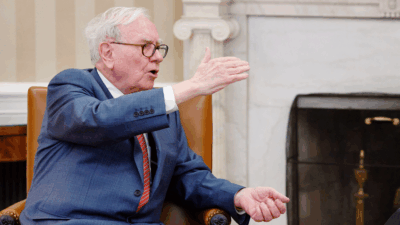 Buffett’s $300B Cash Pile, Fed by Apple, Spurs Investment Guessing Game